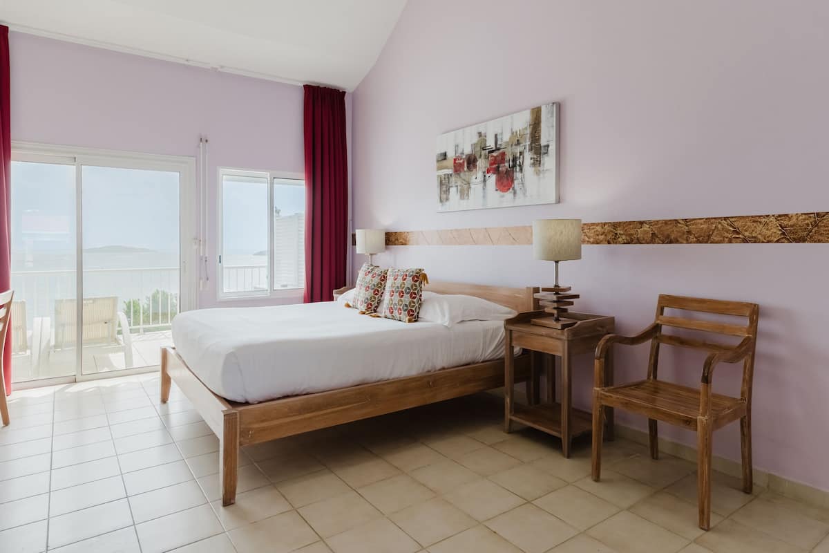 Chambre Double Premium, 1 très grand lit, non-fumeurs, vue mer | Literie de qualité supérieure, coffres-forts dans les chambres, bureau