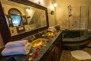 Suite júnior, 1 dormitori, vistes al pati | Bany | Combinació de dutxa i banyera i articles de tocador gratuïts 