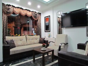 أغطية فراش متميزة ومأكولات ومشروبات مجانية في الميني بار