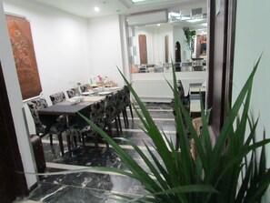 Petit déjeuner, déjeuner et dßner servis sur place