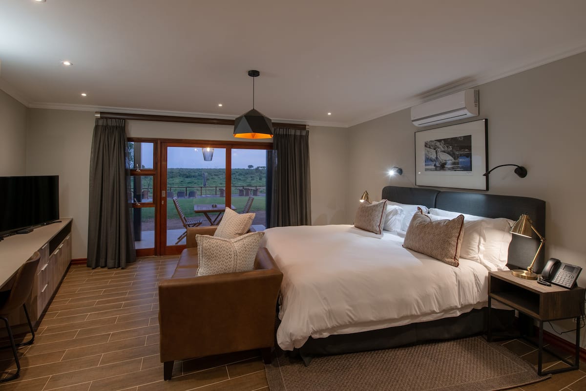 Deluxe kamer | 1 slaapkamer, luxe beddengoed, een kluis op de kamer, een bureau