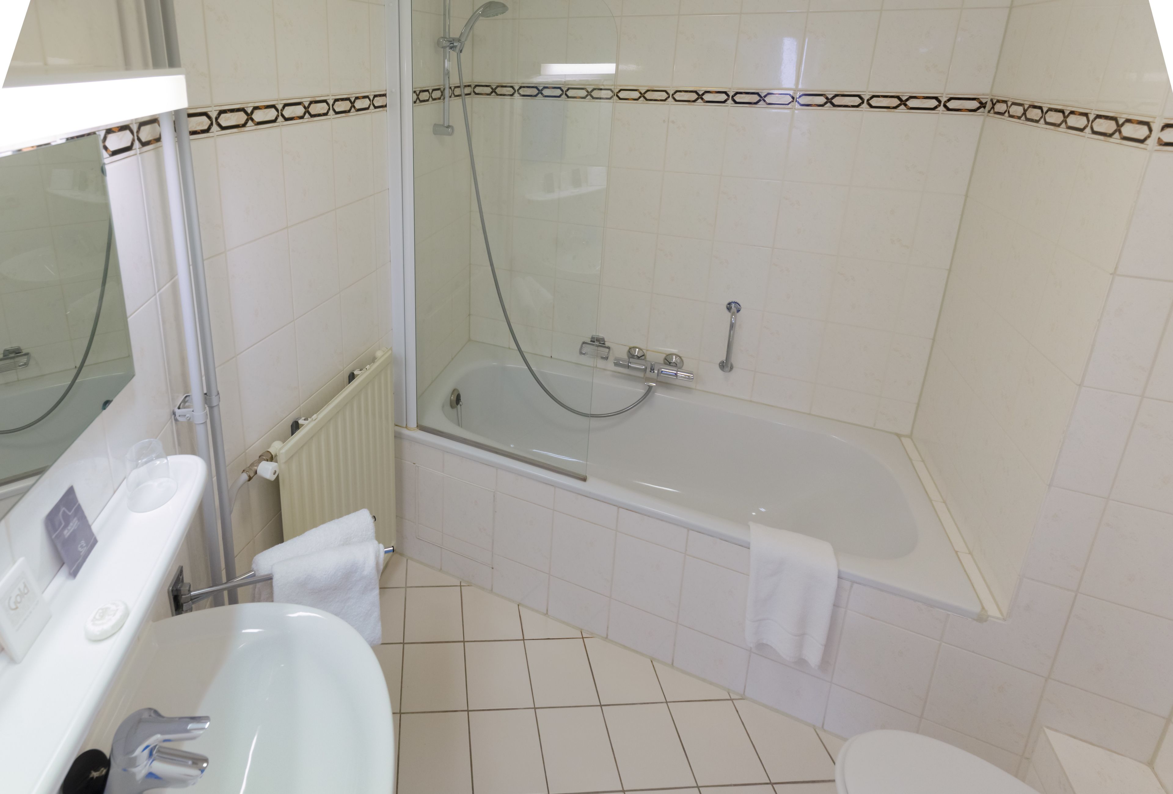 comfort twin room, lake view | bathroom | free toiletries, towels