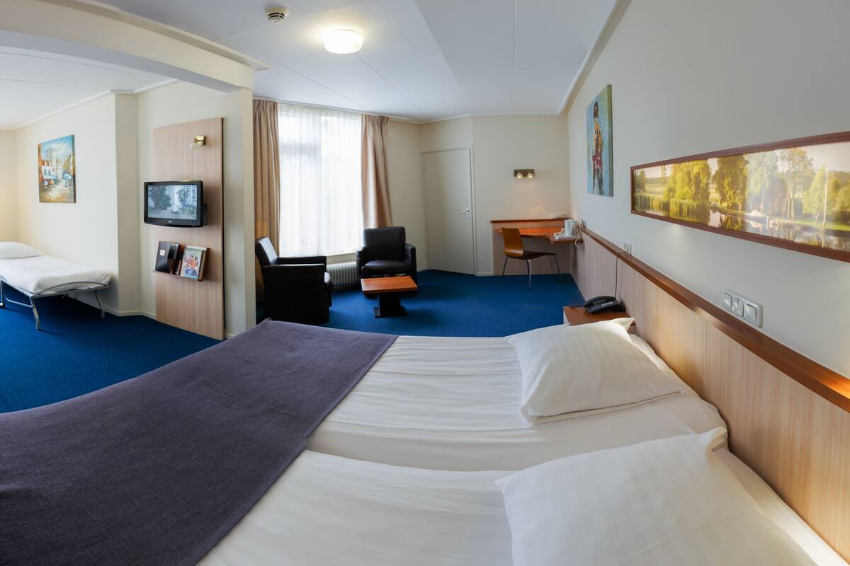 basic twin room | 1 bedroom, desk, blackout curtains, cots/infant beds