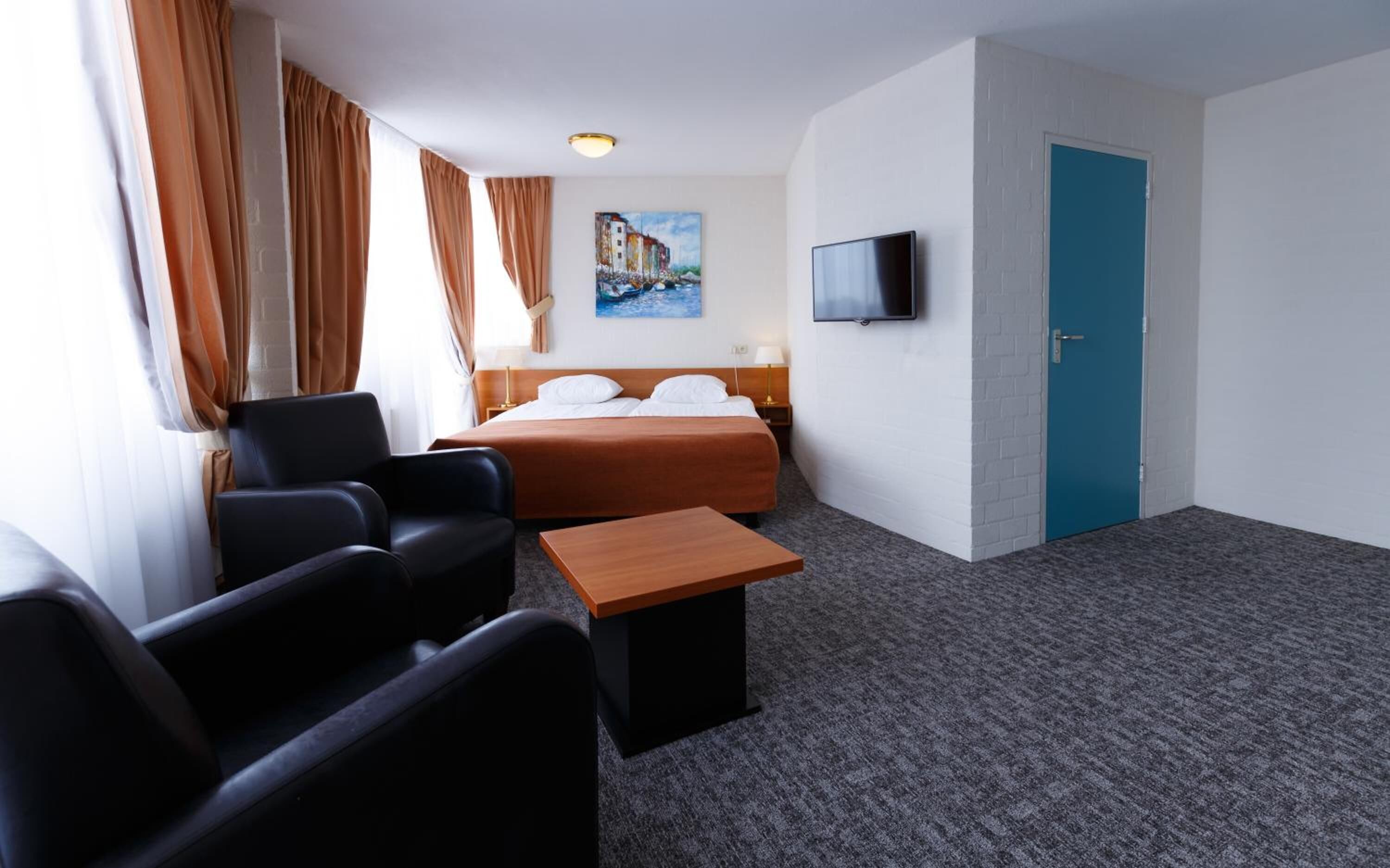 1 bedroom, desk, blackout curtains, cots/infant beds