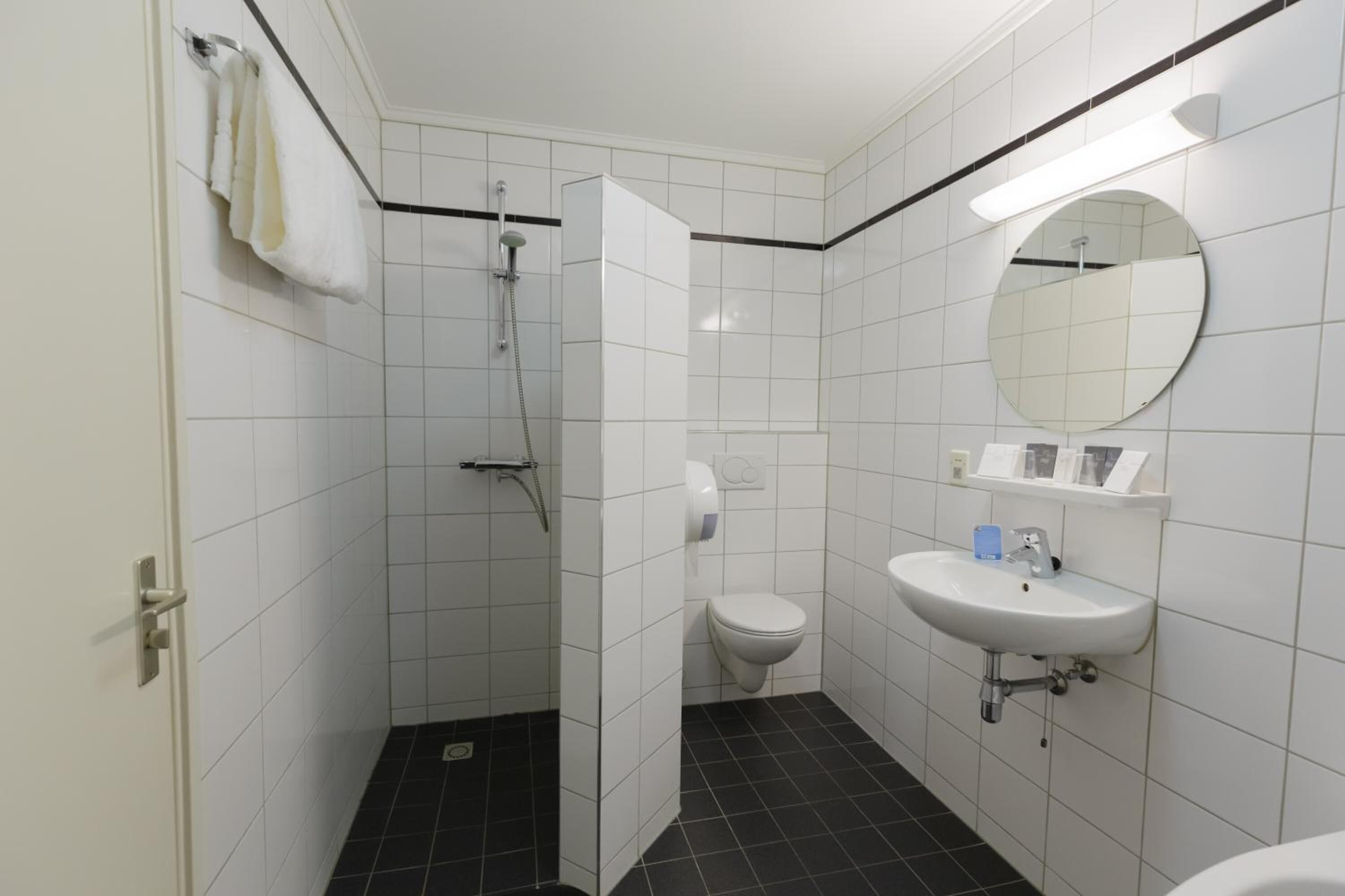 free toiletries, towels