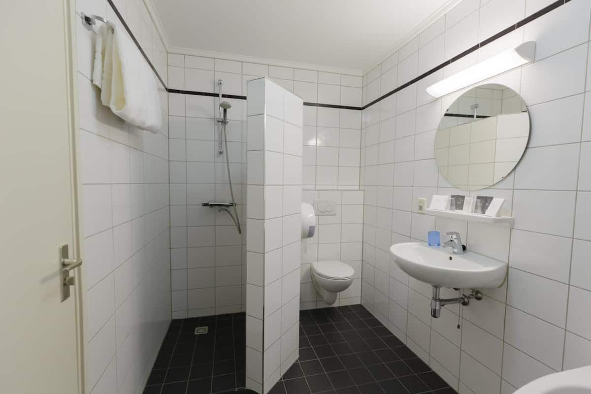 free toiletries, towels