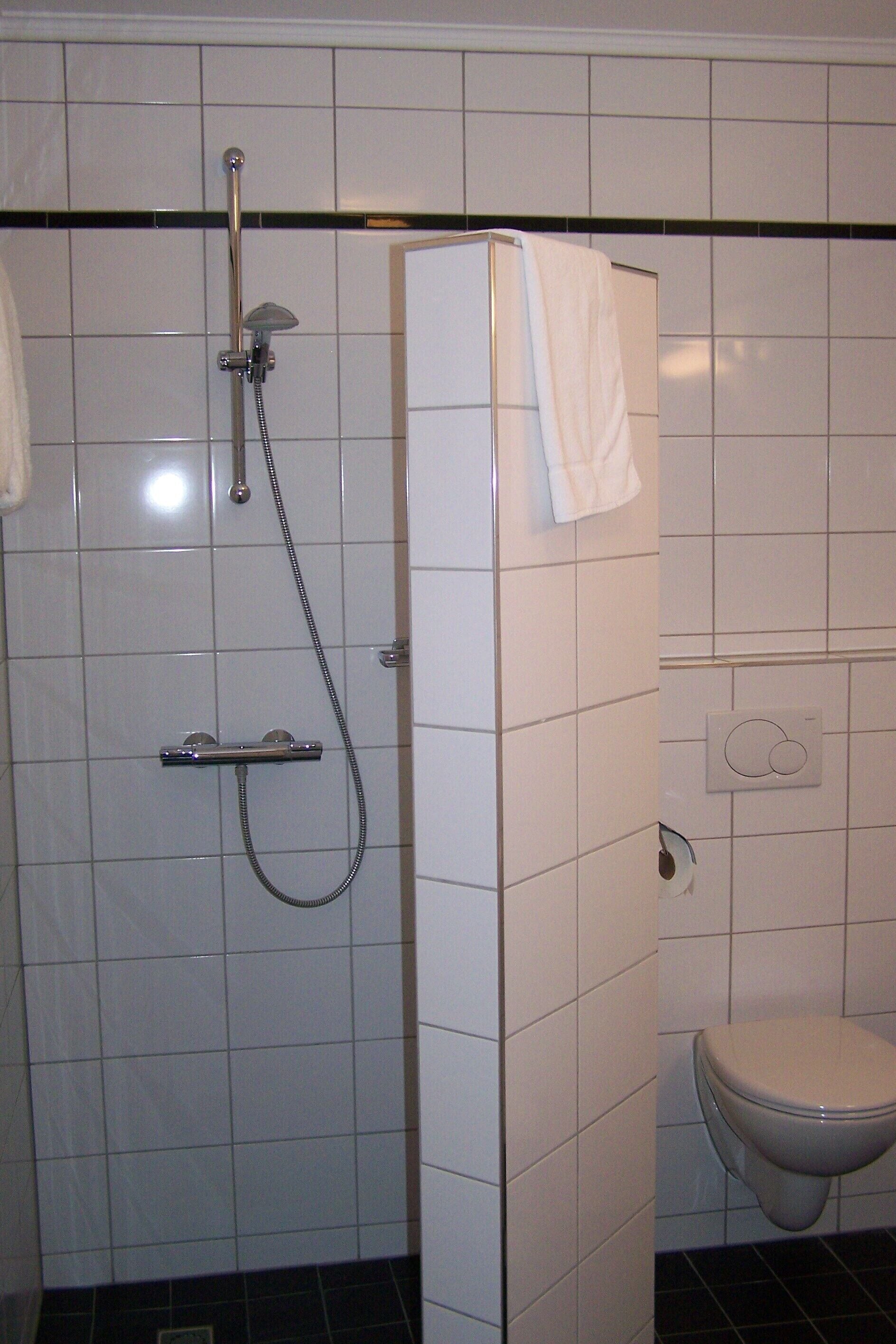 free toiletries, towels