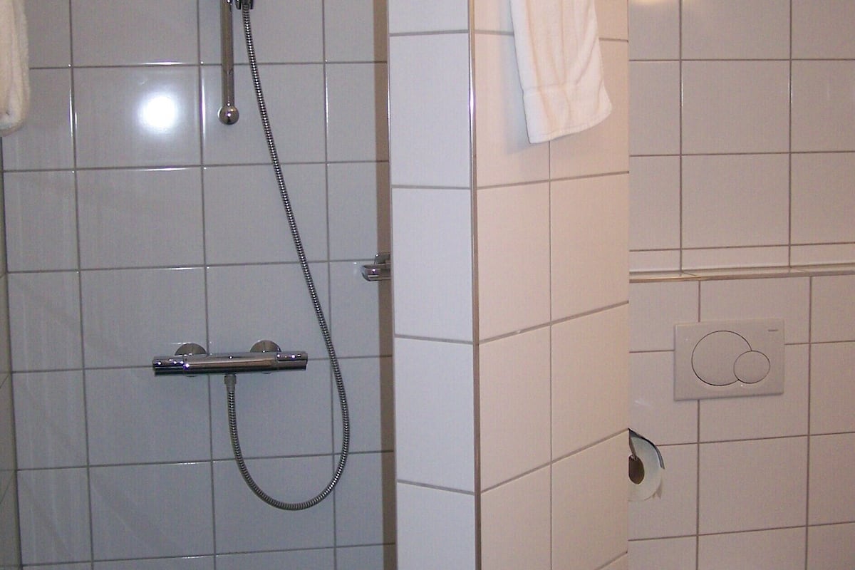 free toiletries, towels