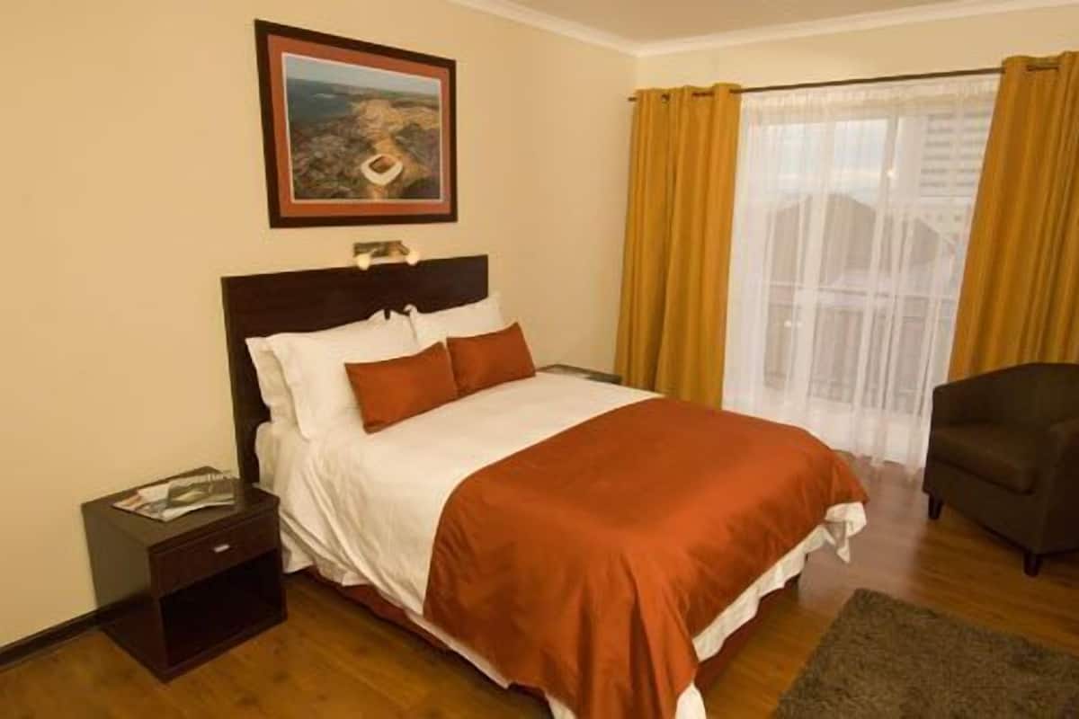 Double Room | In-room safe, desk, WiFi (free)