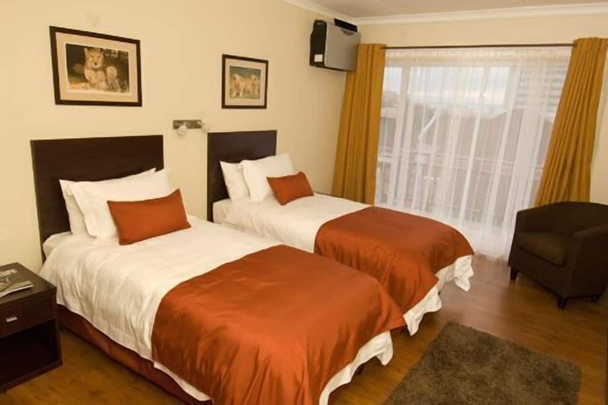 In-room safe, desk, WiFi (free)