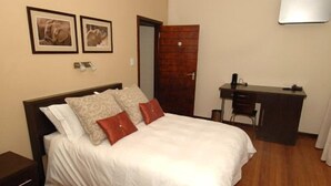 In-room safe, desk, WiFi (free) - Algoa Bay Bed & Breakfast (Gqeberha (Port Elizabeth))