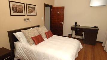 In-room safe, desk, free WiFi