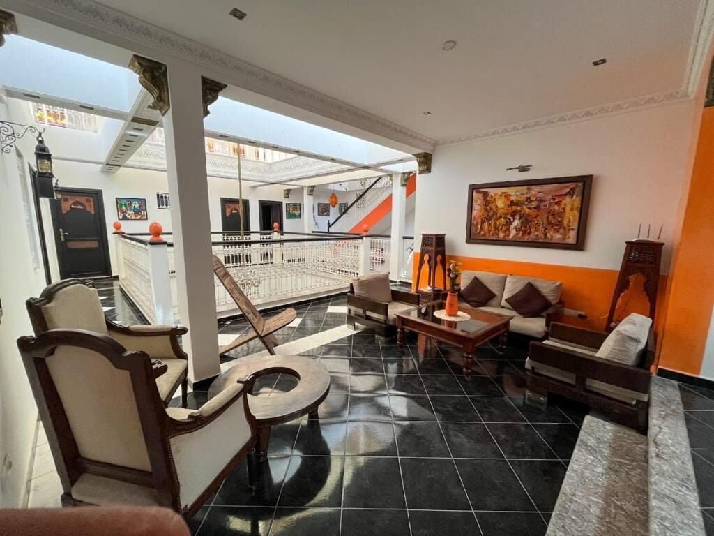 Televisi LCD 24-inci dengan saluran TV satelit dan lantai berpemanas