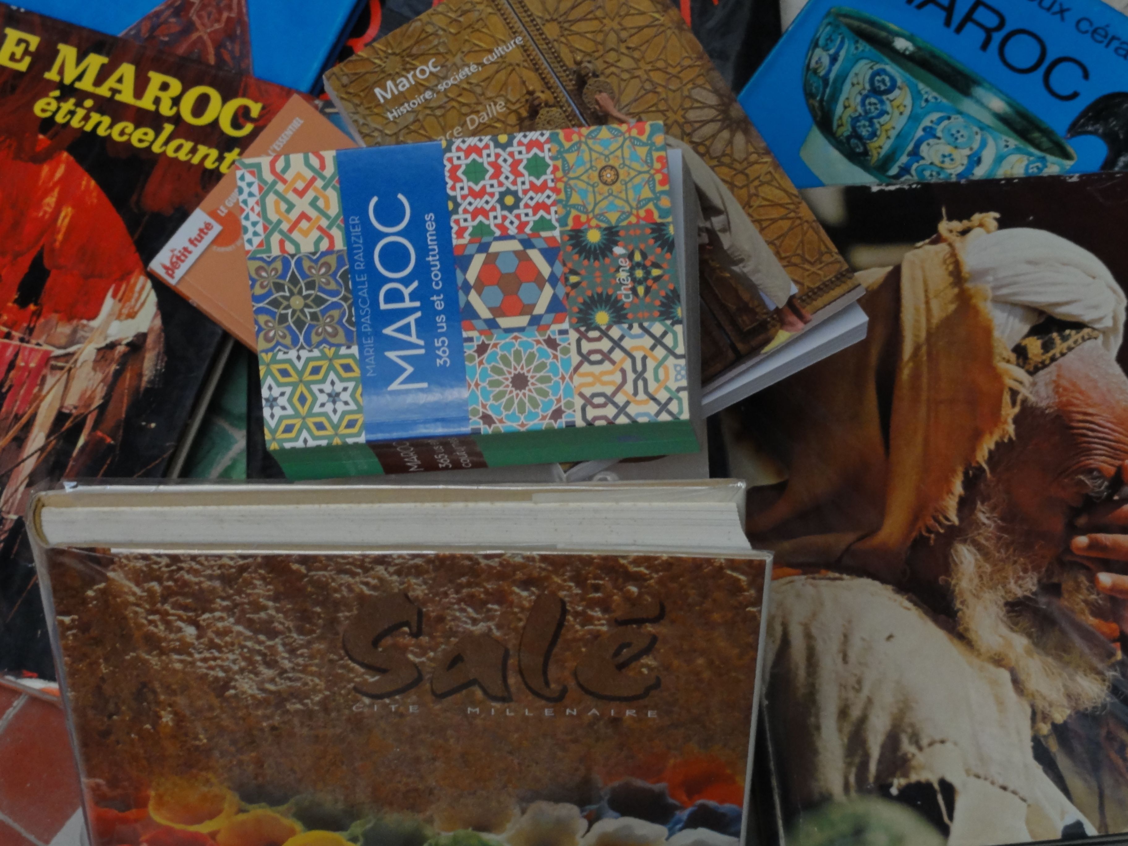 Une collection de livres aux motifs marocains et arabes, comprenant des titres tels que « Maroc » et « Salé ».
