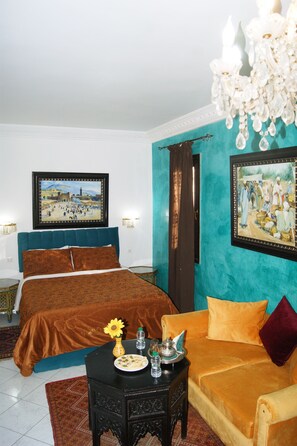 Romantische Suite, 1 Queen-Bett | Individuell dekoriert, individuell eingerichtet, Schreibtisch