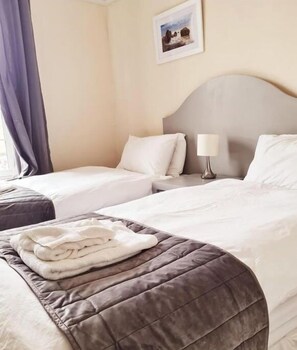 Standard Twin Room, Ensuite, Sea View - Wellington Hotel (Seaford)