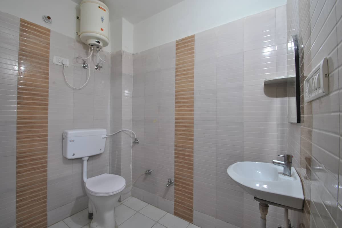 Dusche, kostenlose Toilettenartikel, Handtücher