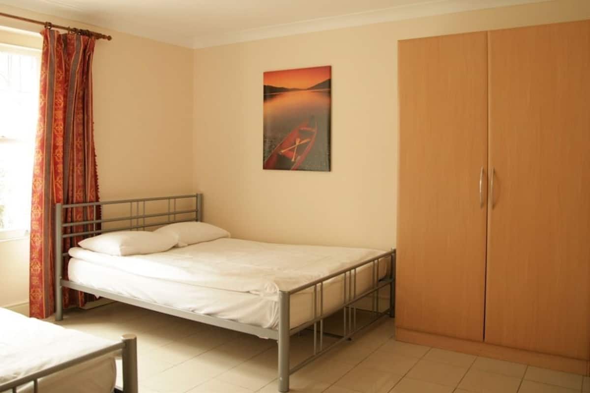 Driepersoonskamer, en-suite badkamer | Een strijkplank/strijkijzer