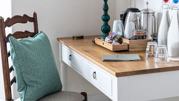 Habitación doble superior, baño en la habitación | Servicios de la habitación