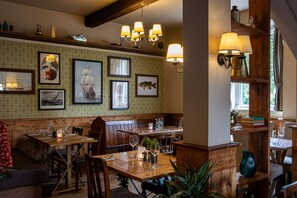 Chambre Supérieure Double ou avec lits jumeaux, salle de bains attenante | Restauration