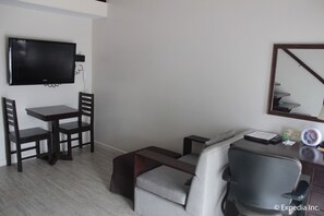 Superior-Loft, 1 King-Bett | Wohnbereich | 40-Zoll-Flachbildfernseher mit Kabelempfang, Fernseher