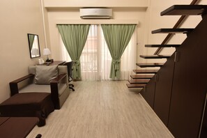 In-room safe, iron/ironing board, rollaway beds, free WiFi - Subic Coco Hotel (Olongapo)