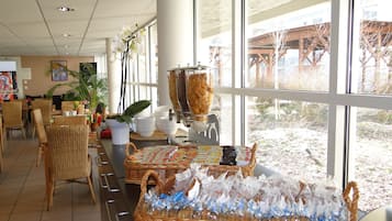 Daily continental breakfast (EUR 11 per person)