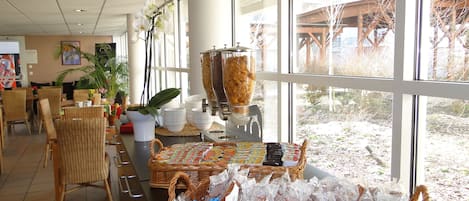 Desayuno continental (EUR 11 por persona)
