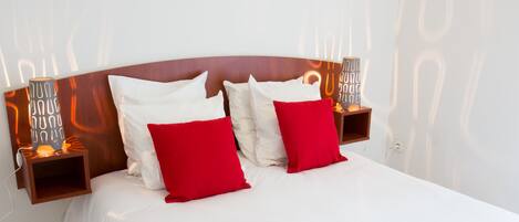 Schreibtisch, laptopgeeigneter Arbeitsplatz, Verdunkelungsvorhänge