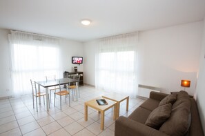 公寓, 2 间卧室 (6 persons) | 起居区 | 32-英寸纯平电视 （配备数码频道）、电视