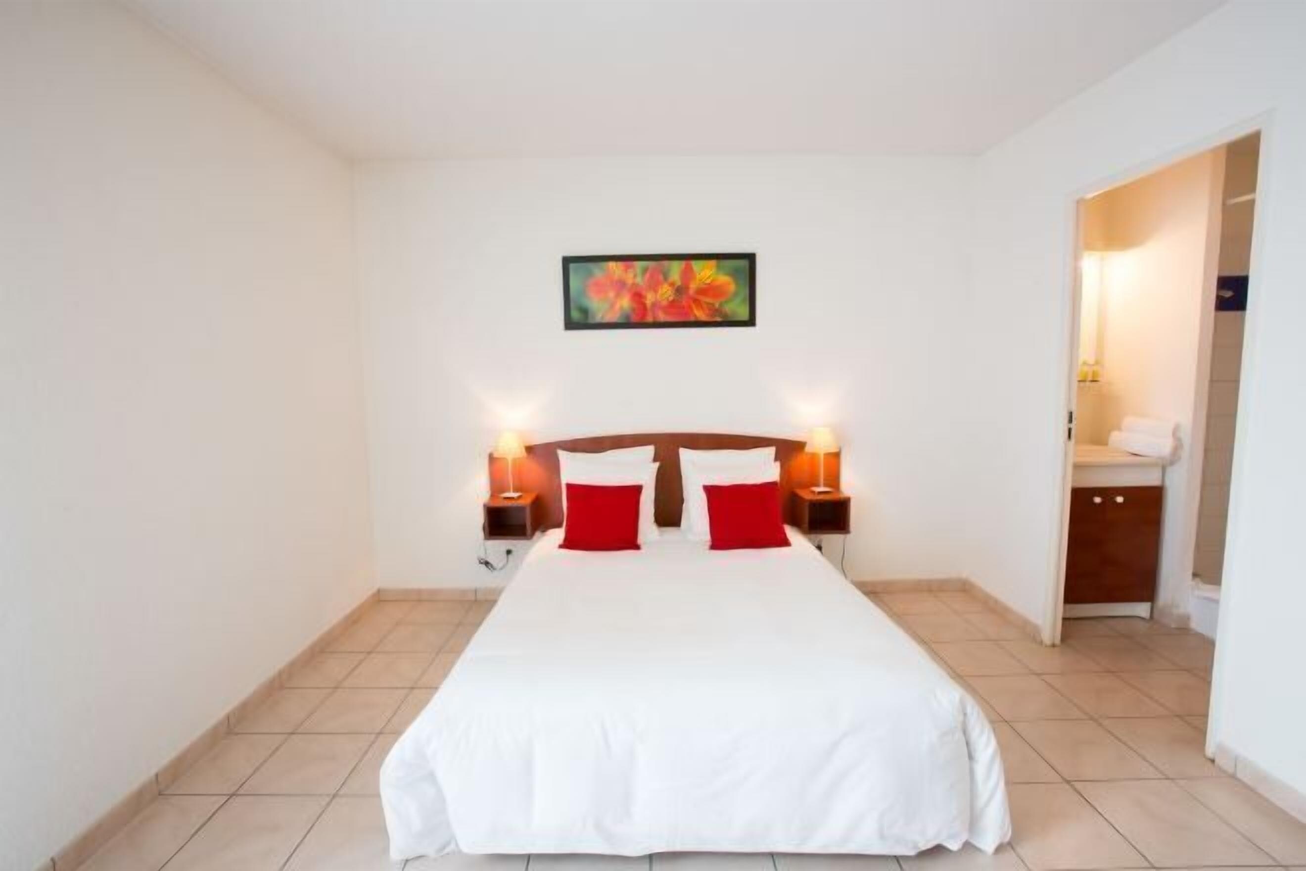 Bureau, espace de travail pour ordinateur portable, rideaux occultants