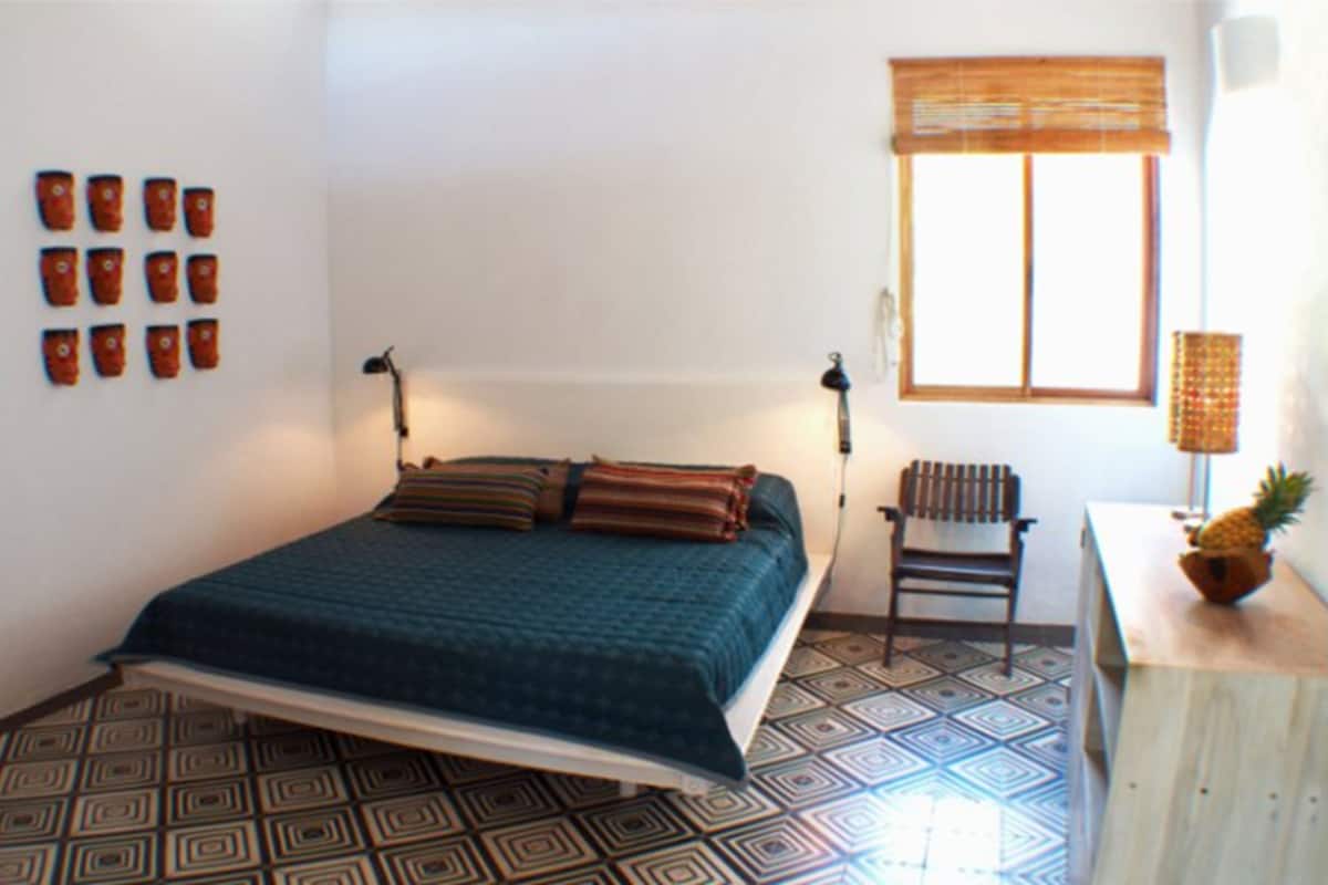 Suite, 1 letto king, balcone | Biancheria da letto ipoallergenica, copriletto in piuma