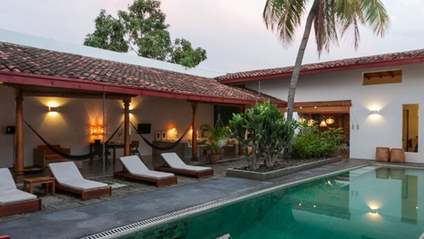 A poolside area with lounge chairs and a hammock. - Los Patios Hotel (Granada)