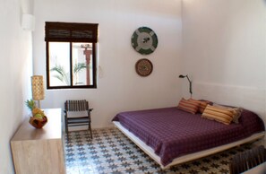 Standard Room, 1 King Bed | Hypo-allergenic bedding, down duvets, pillow-top beds, in-room safe - Los Patios Hotel (Granada)