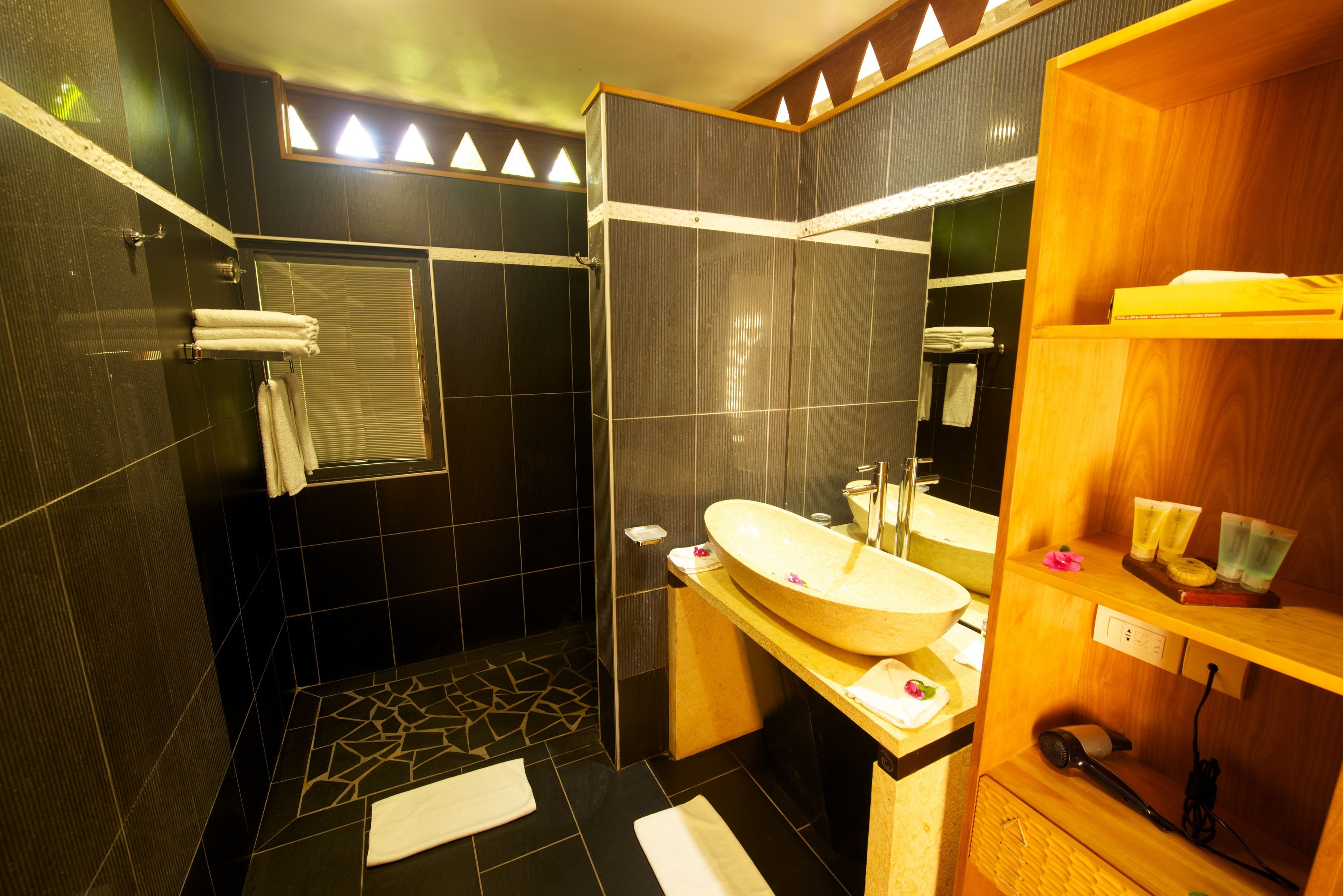garden bungalow | bathroom shower