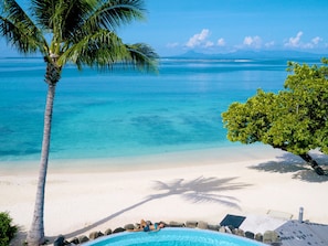 On the beach, sun-loungers, beach towels, rowing - Maitai Lapita Village Huahine (Huahine)