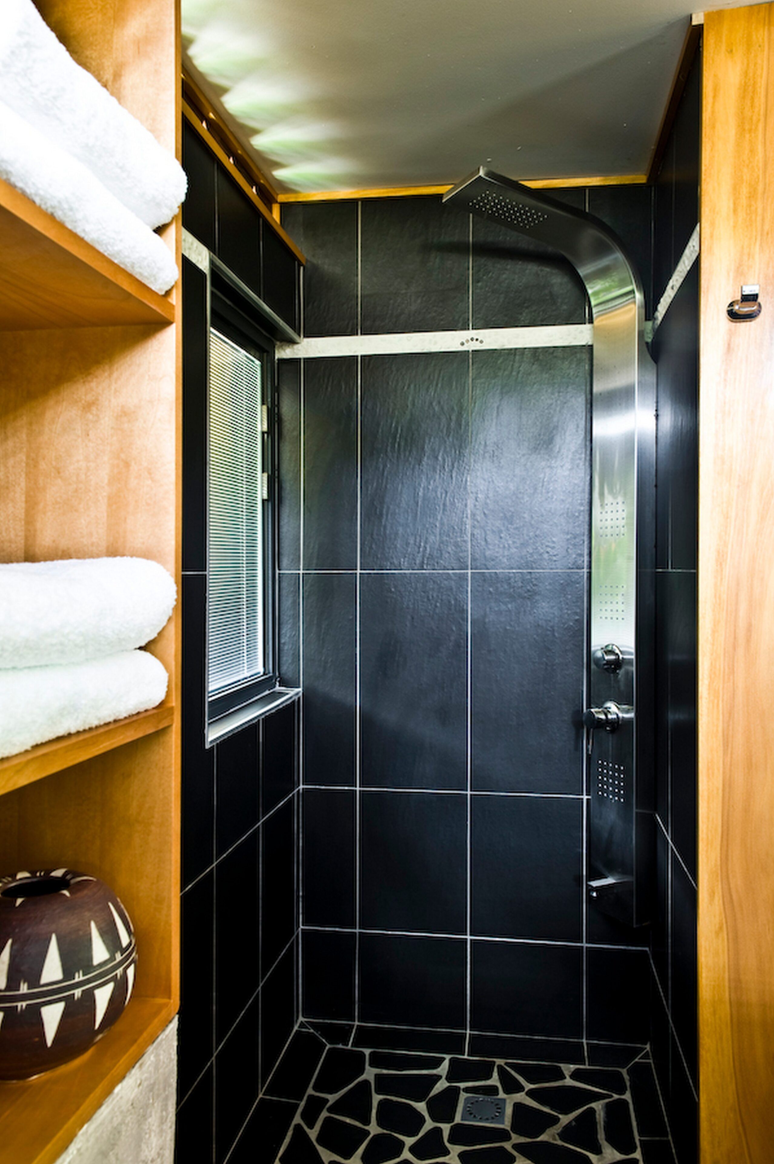 garden bungalow | bathroom shower