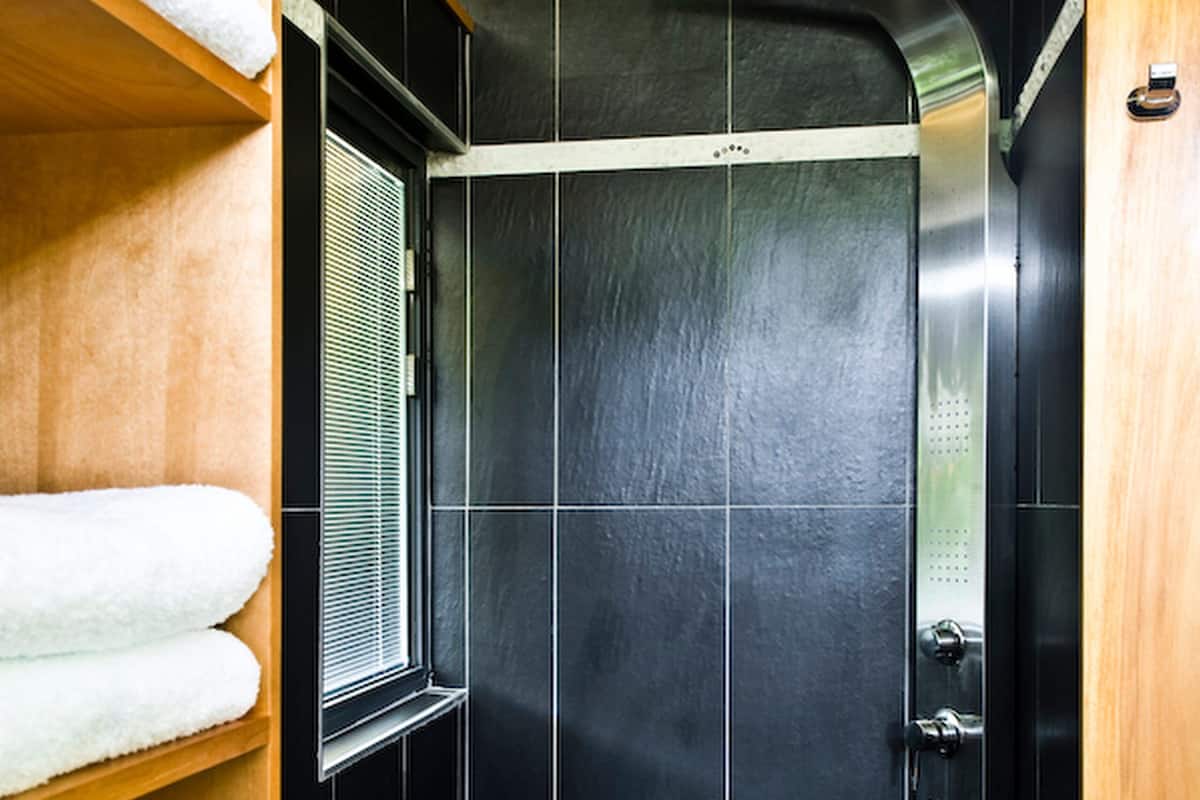 garden bungalow | bathroom shower