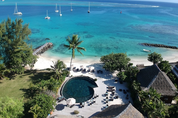 Hồ bơi ngoài trời, dù/ô trên bãi biển/hồ bơi, ghế dài tắm nắng