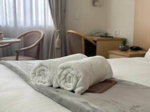 ตู้นิรภัยในห้องพัก, โต๊ะทำงาน, ห้องเก็บเส ียง, เตารีด/โต๊ะรีดผ้า