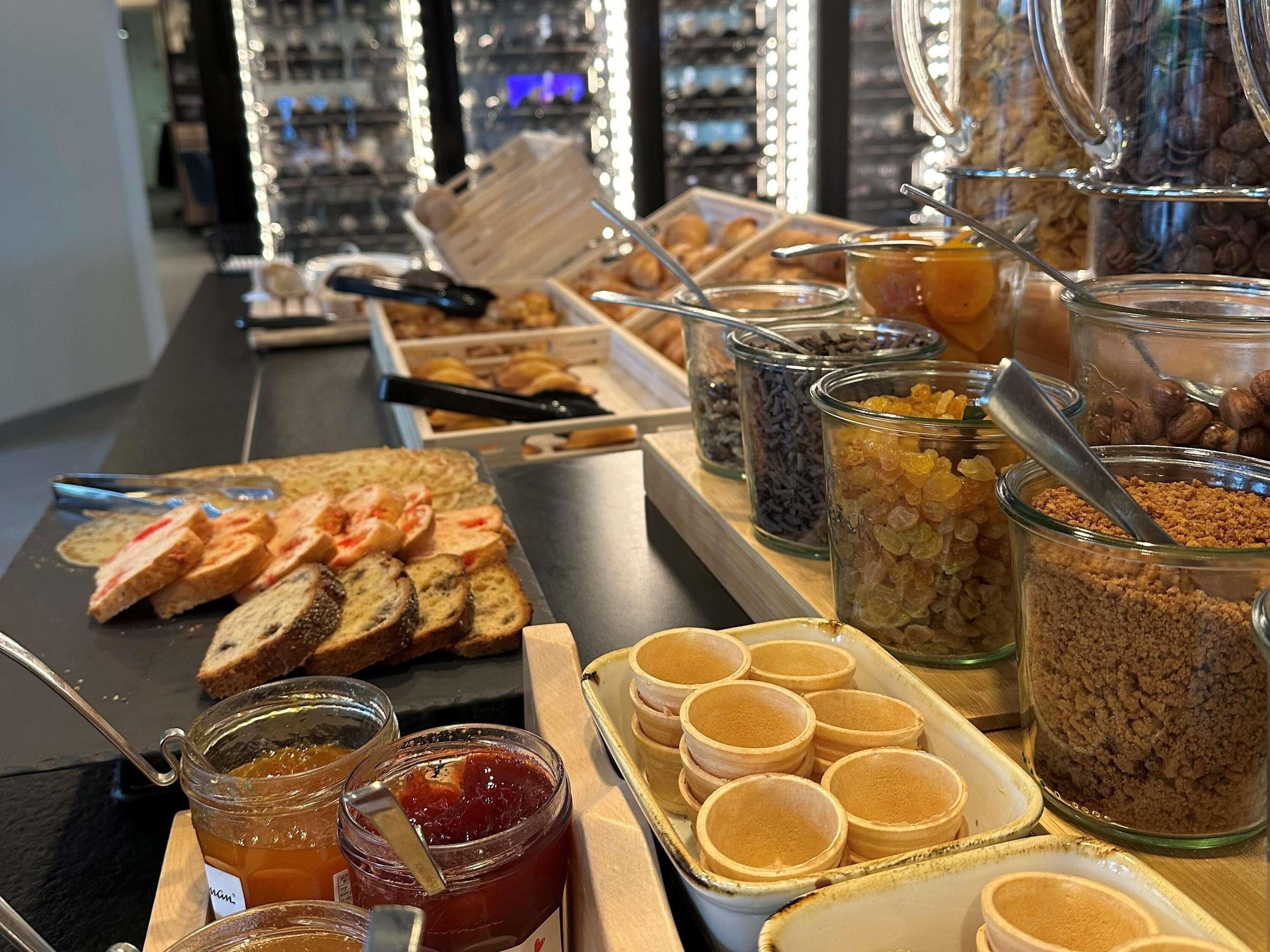 Tägliches Frühstücksbuffet (14.50 EUR pro Person)