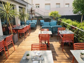 Breakfast, lunch, dinner served; French cuisine  - ibis Lyon Sud Oullins (Oullins)