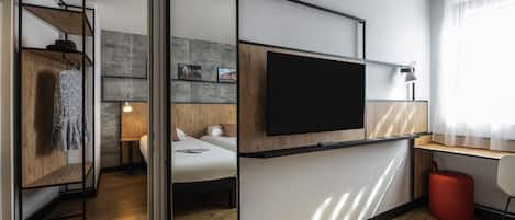 高級寝具、デスク、遮光カーテン、防音設備