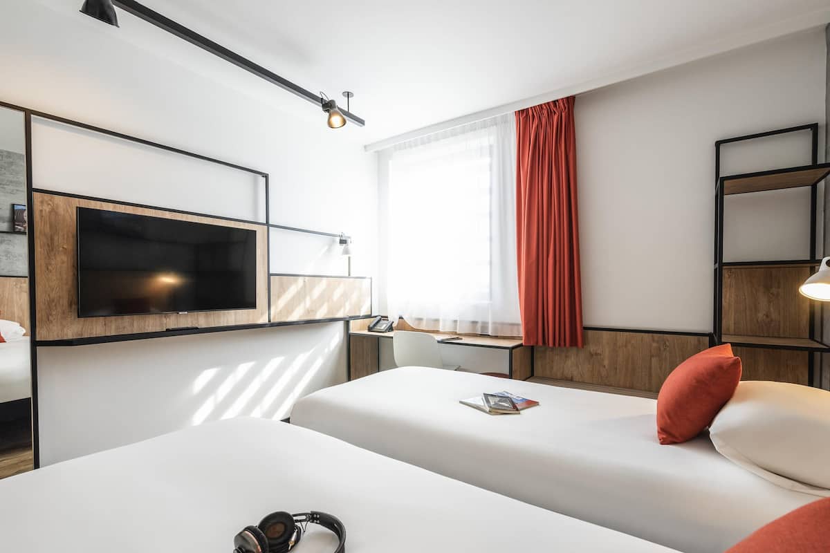 Premium bedding, desk, blackout drapes, soundproofing