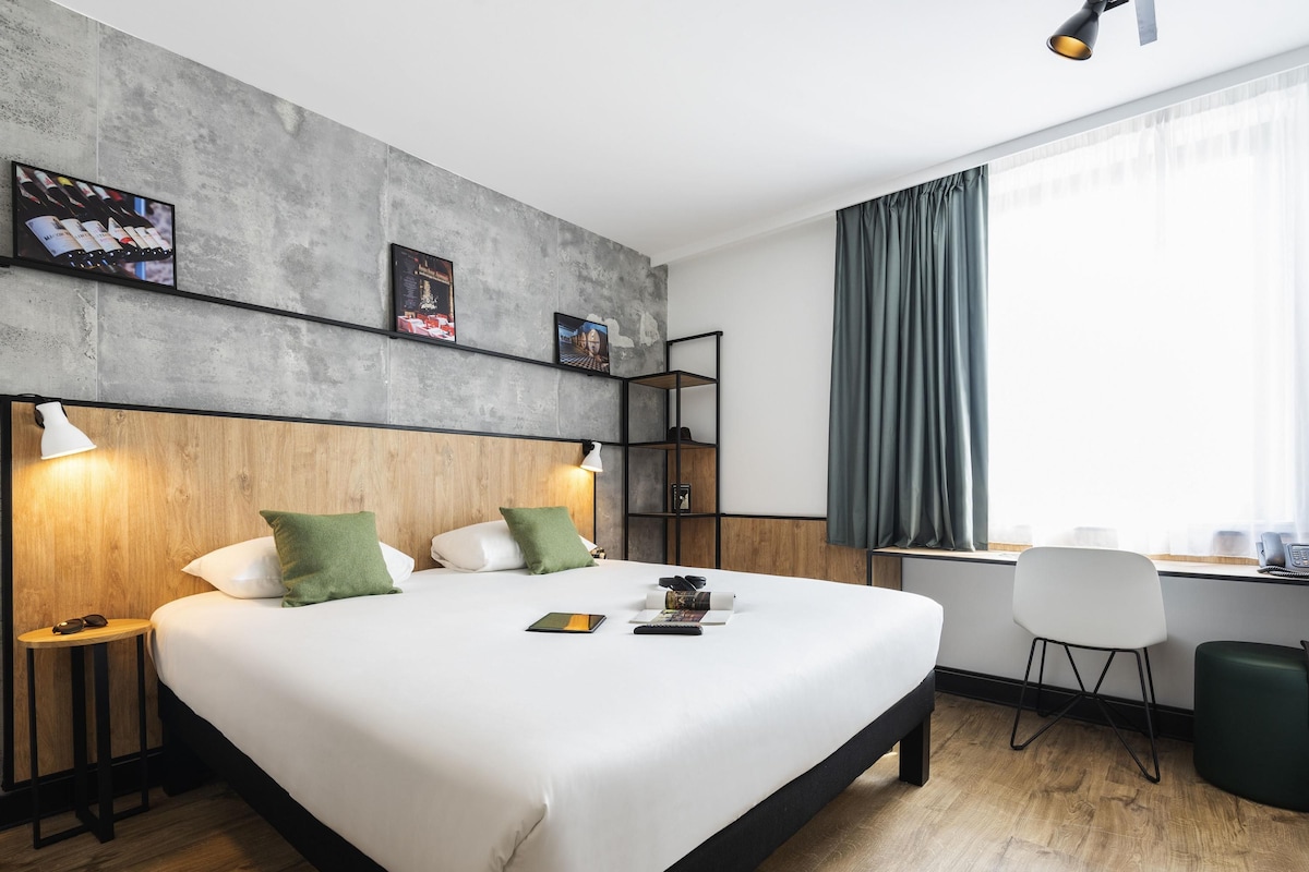 Standard Room, 1 Double Bed | Premium bedding, desk, laptop workspace, blackout drapes