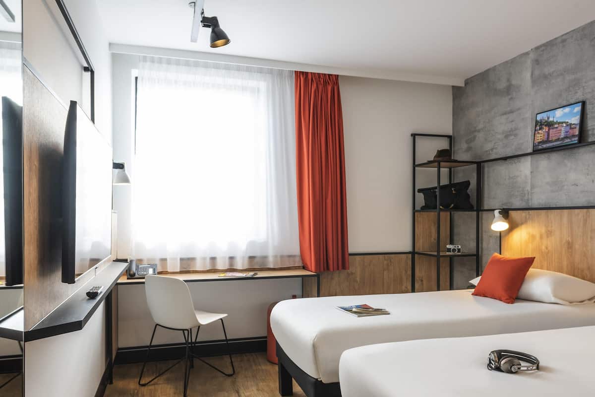 Standard-huone, 2 yhden hengen sänkyä | Ylelliset vuodevaatteet, työpöytä, pimennysverhot, äänieristys