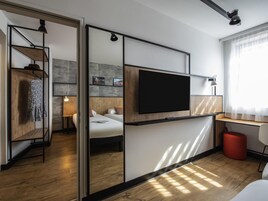 Ropa de cama de alta calidad, escritorio y cortinas blackout 