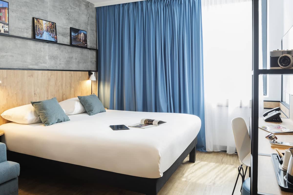 Premium bedding, desk, blackout drapes, soundproofing