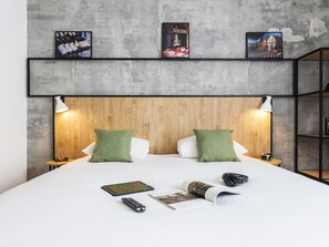 Habitación estándar, 1 cama matrimonial | Ropa de cama de alta calidad, escritorio y cortinas blackout 