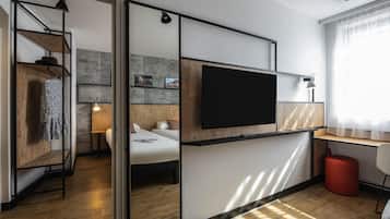 Hochwertige Bettwaren, Schreibtisch, Verdunkelungsvorhänge